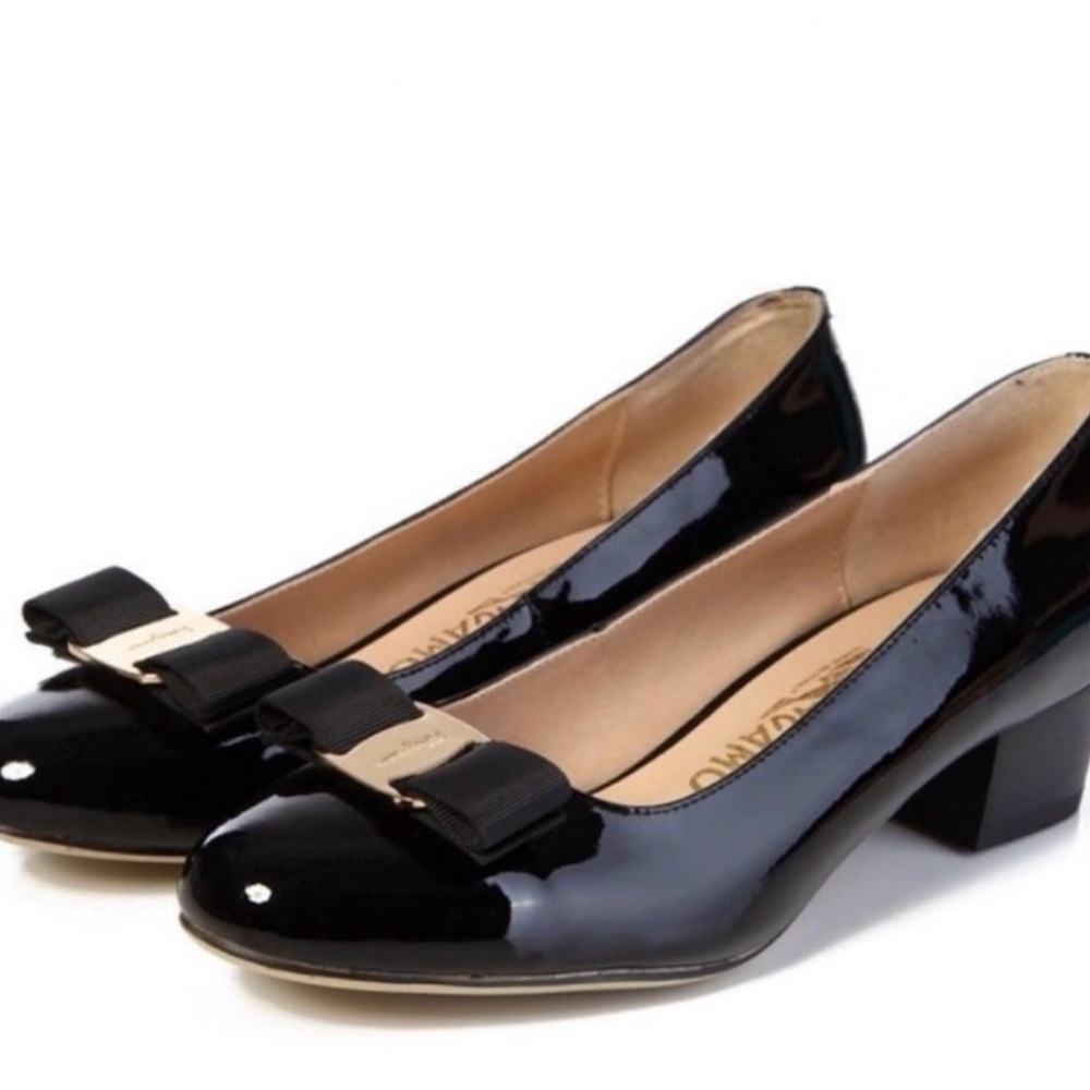 Salvatore Ferragamo Black “Vara” Patent Leather Bow Pumps 9.5 2A Narrow size